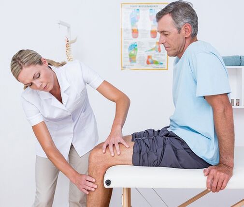 The doctor performs a visual examination and palpates the patient with knee pain. 
