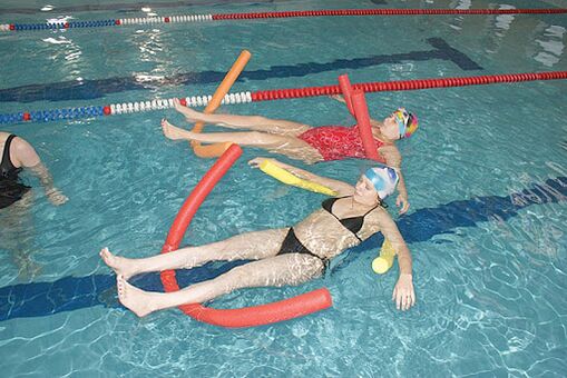 For back pain caused by thoracic osteochondrosis, it is necessary to visit the pool. 